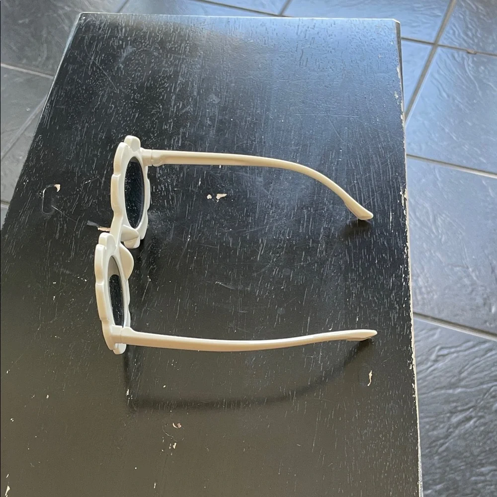 Kids Flower-Shaped Cream Sunglasses